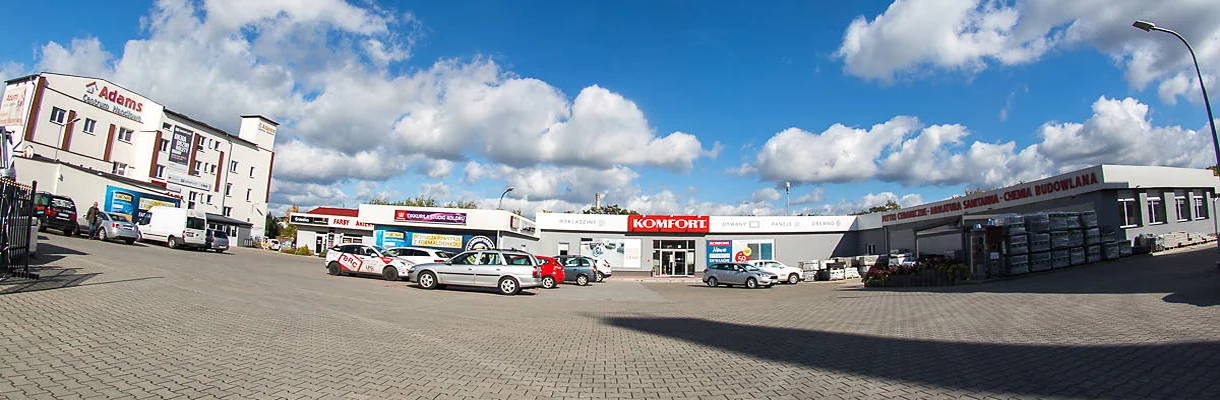 Adams Centrum Handlowe przy ul. Górnośląskiej 17 w Żarach — widok budynków i parkingu